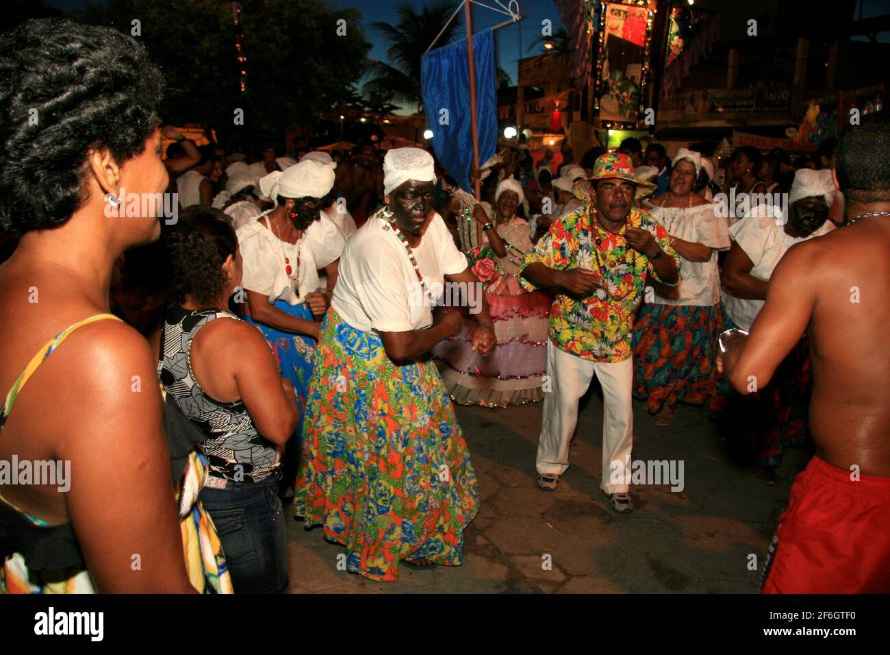 caravelas, bahia, brasile - 24 febbraio 2009: Il gruppo folcloristico tradizionale è visto durante una performance di carnevale nella città di caravela, nel sud B. Foto Stock