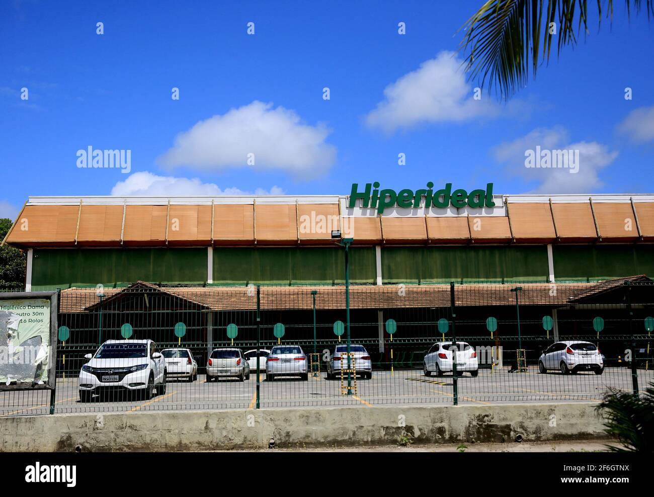 mata de sao joao, bahia, brasile - 23 settembre 2020: Facciata dell'ideale Hiper a Praia do Forte. Foto Stock