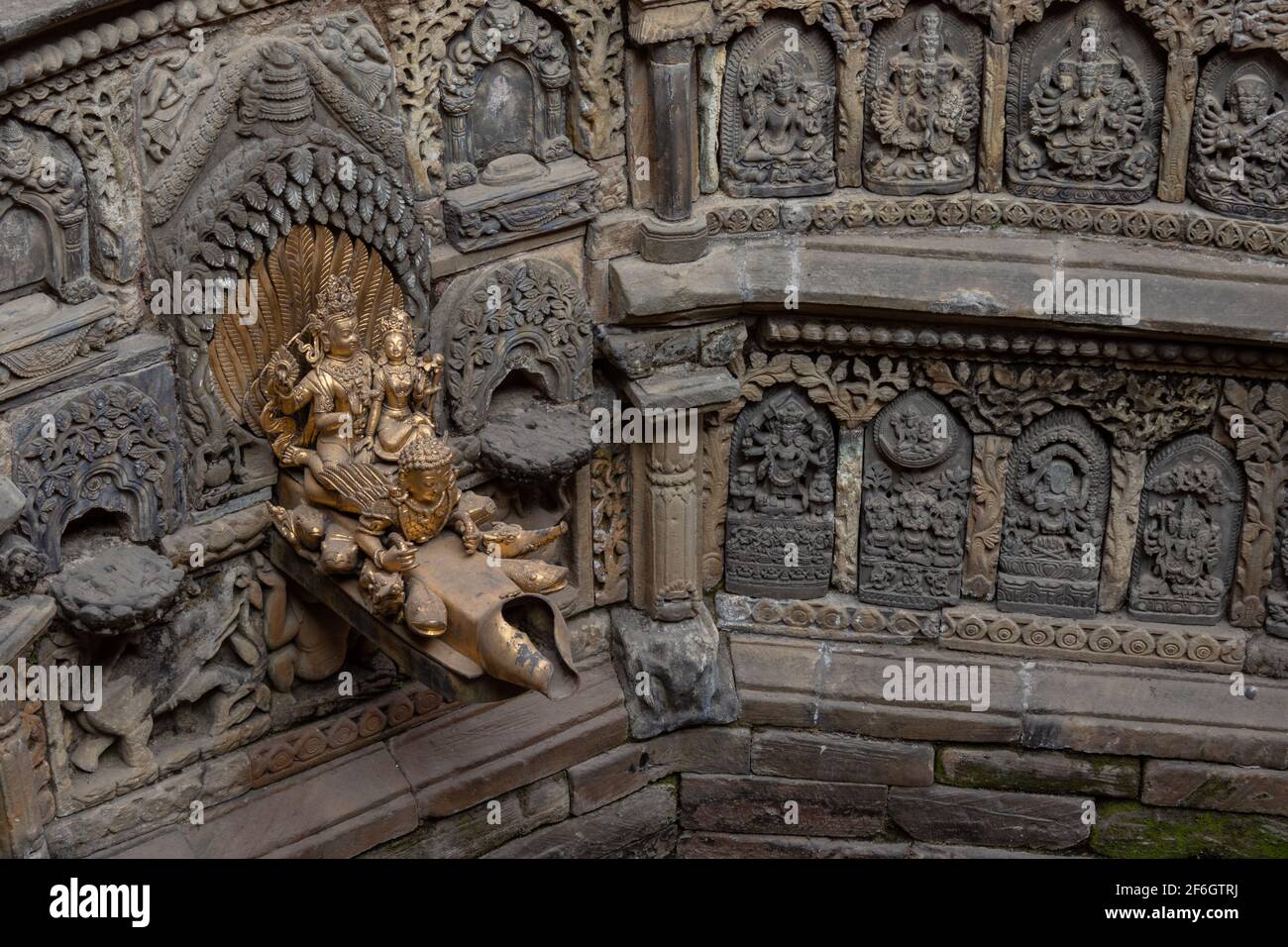 Artefatto di pietra e scultura di diversi dèi indù nel muro di Patan Durbar Square, Patan, Nepal Foto Stock