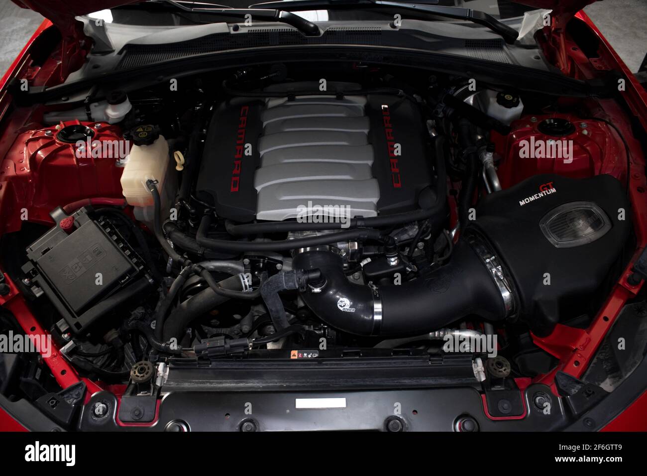 La copertura motore di UNA Chevrolet Camaro SS LT1 2017 Con presa  post-vendita Foto stock - Alamy