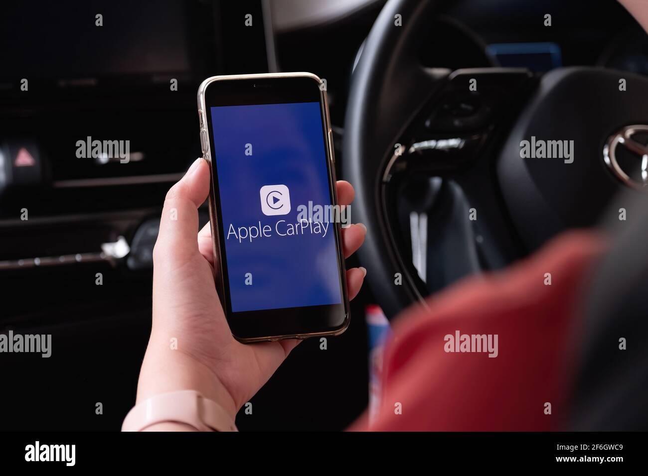 CHIANG mai, THAILANDIA - 28 MARZO 2021: Apple CarPlay si avvia su un iPhone X collegato ad una nuova auto Foto Stock