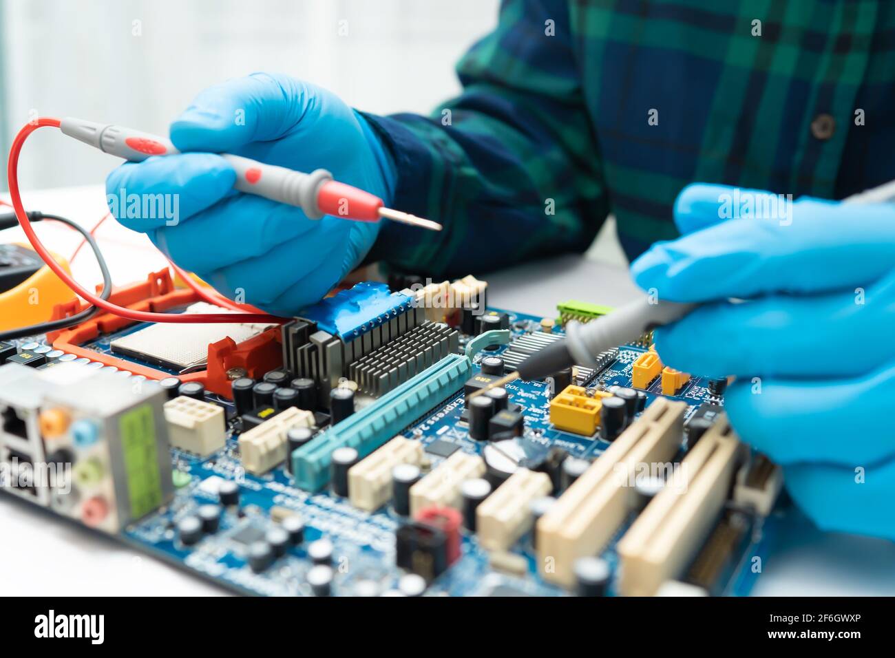 Asian Technician riparazione micro circuito scheda principale computer tecnologia elettronica, hardware, telefono cellulare, aggiornamento, concetto di pulizia. Foto Stock