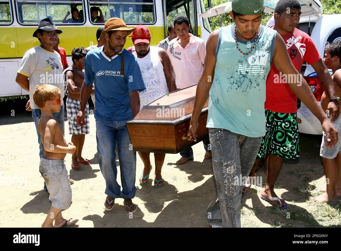 Itaju do colonia, bahia, brasile - 24 febbraio 2012: Gli Indiani dell'etnia Pataxo-ha-ha-ha-hae raccolgono il corpo di un indiano ucciso durante la co agraria Foto Stock