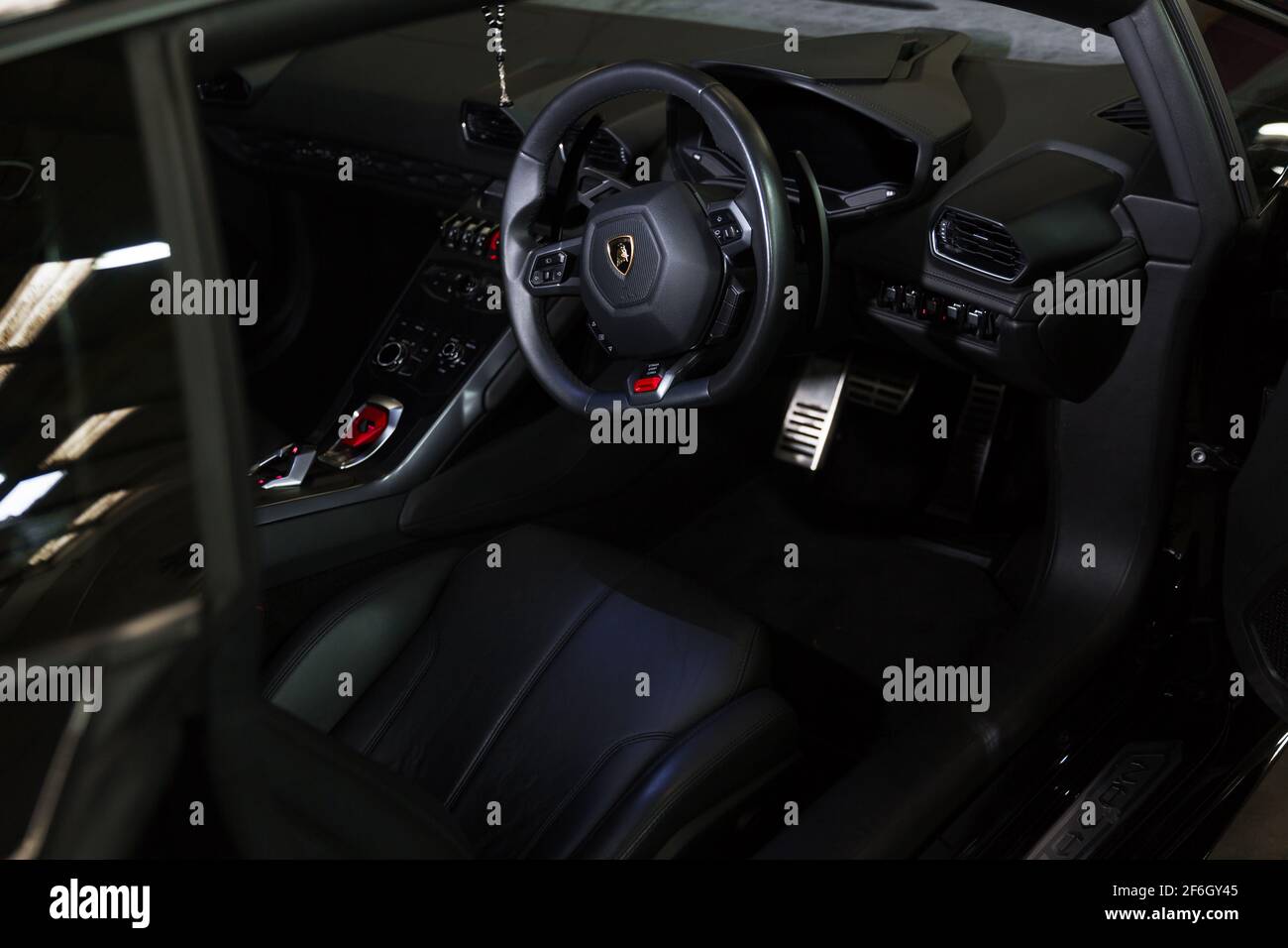 Un 2018 Lamborghini Huracan con nero lucido e pelle Interni con volante multifunzione Foto Stock