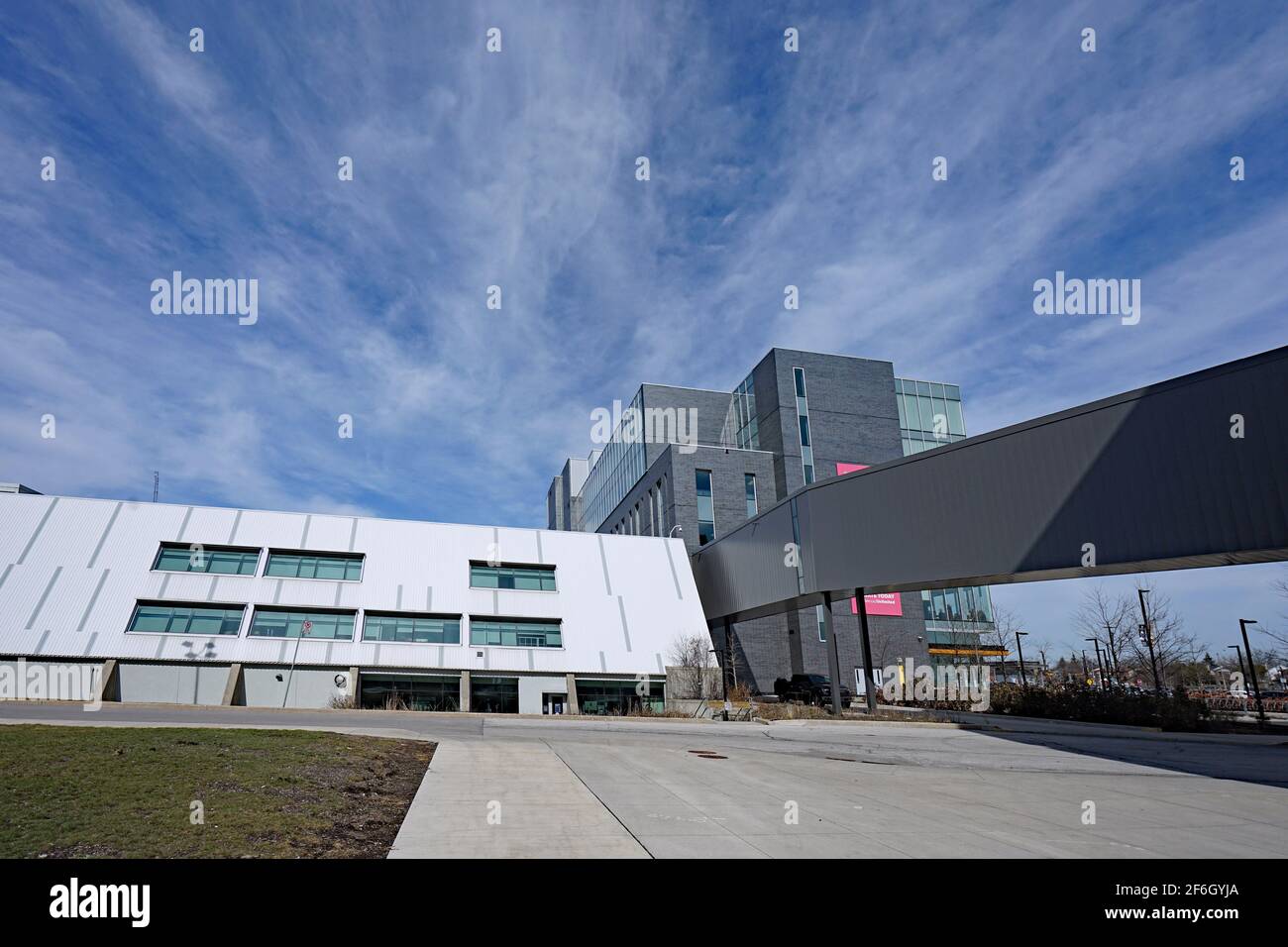 Toronto, Canada - 30 marzo 2021: Il campus dell'Humber College di Toronto ha alcuni edifici con un'architettura incredibilmente moderna. Foto Stock