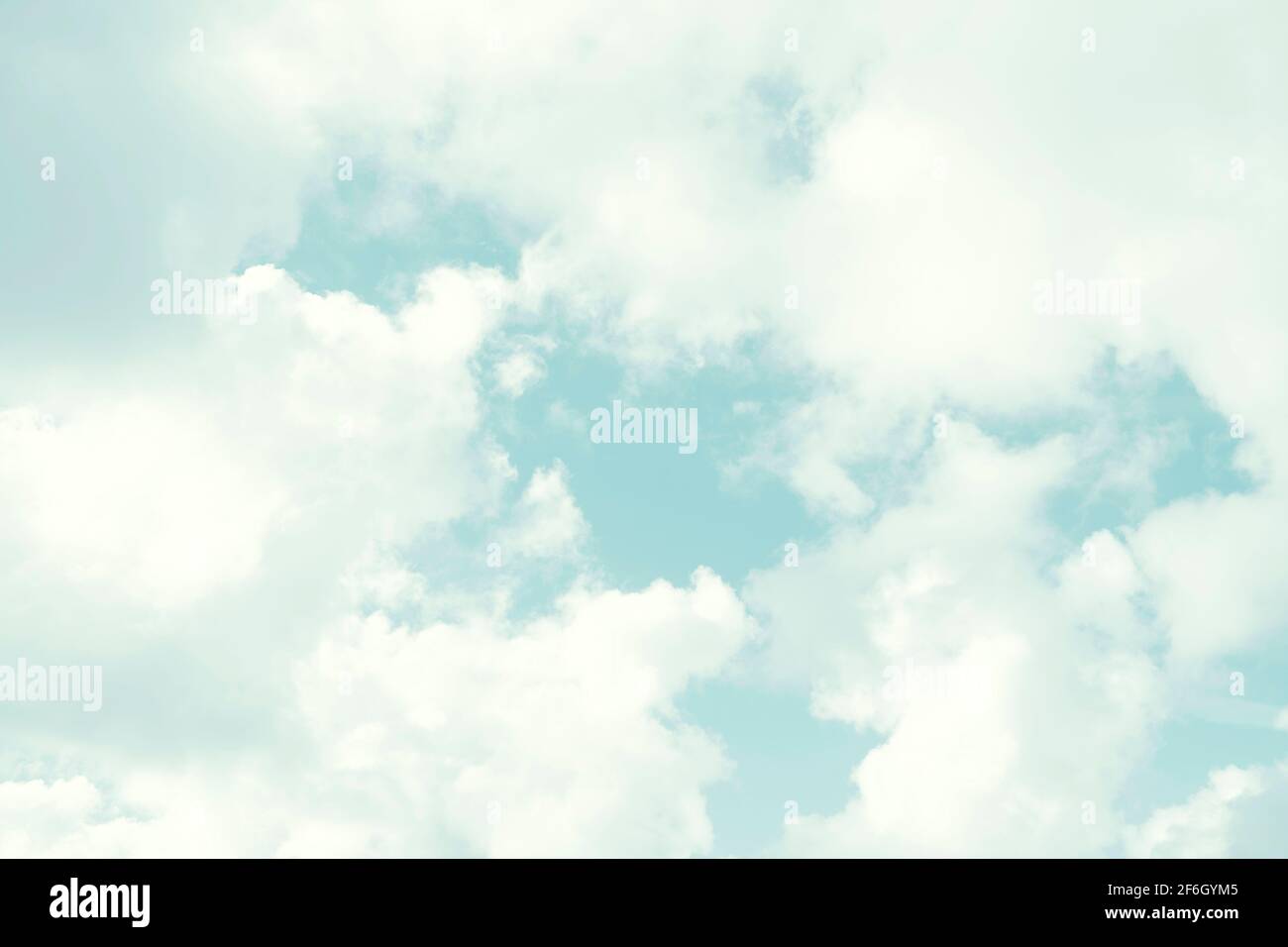 White cumulus nubi sul cielo blu Foto Stock