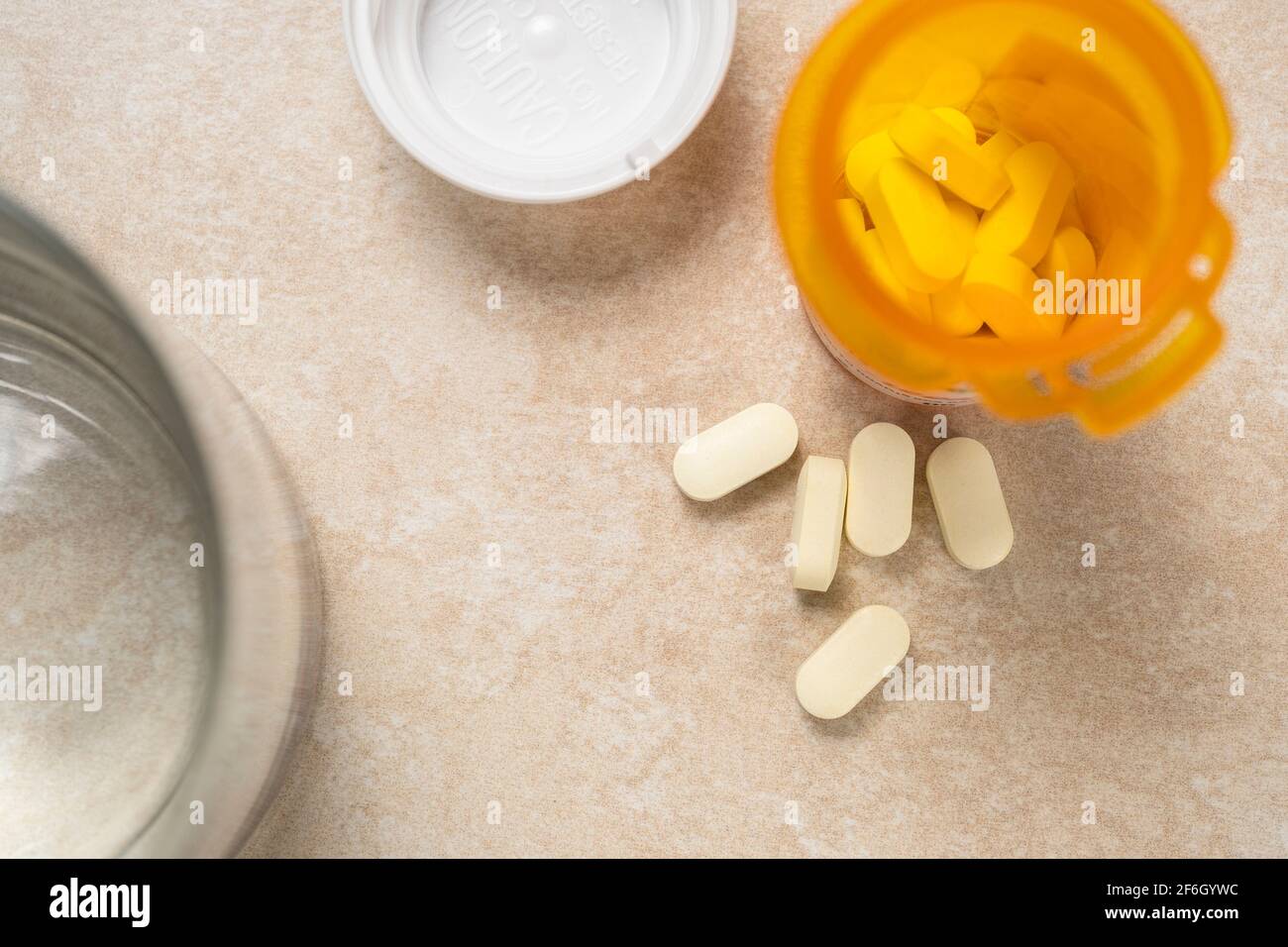 Vista dall'alto delle pillole nel flacone di prescrizione Foto Stock
