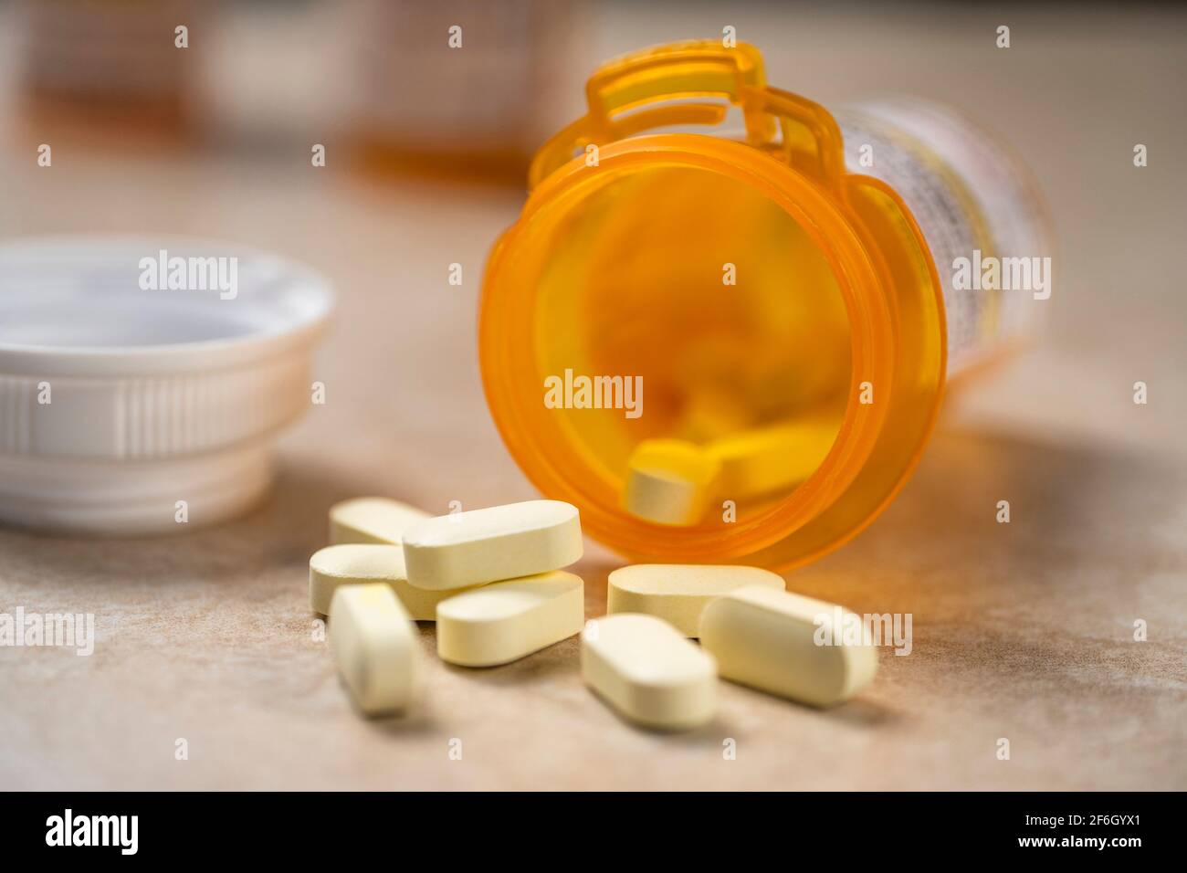 Pills fuoriuscita della bottiglia di prescrizione Foto Stock