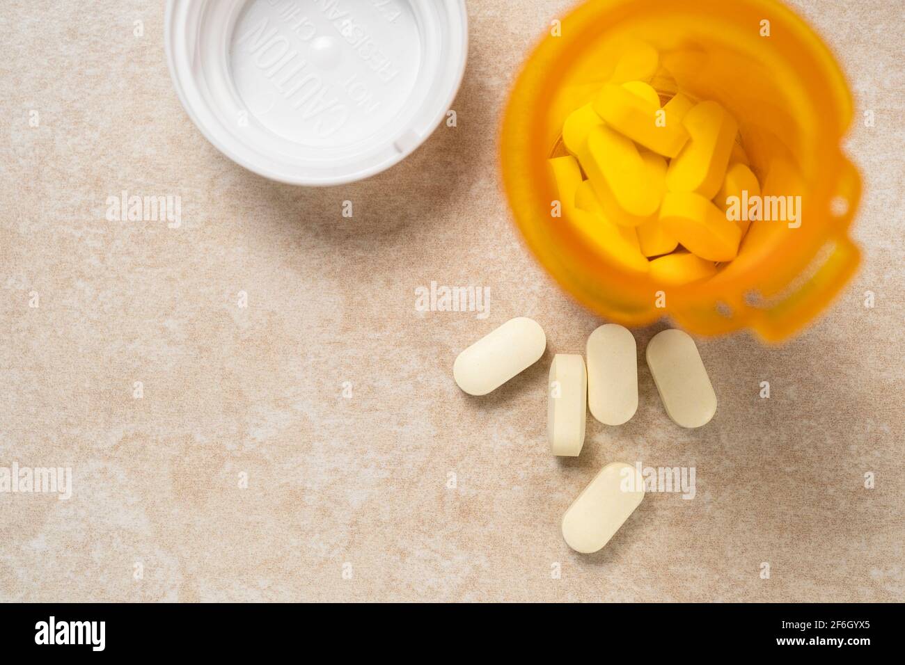 Vista dall'alto delle pillole nel flacone di prescrizione Foto Stock