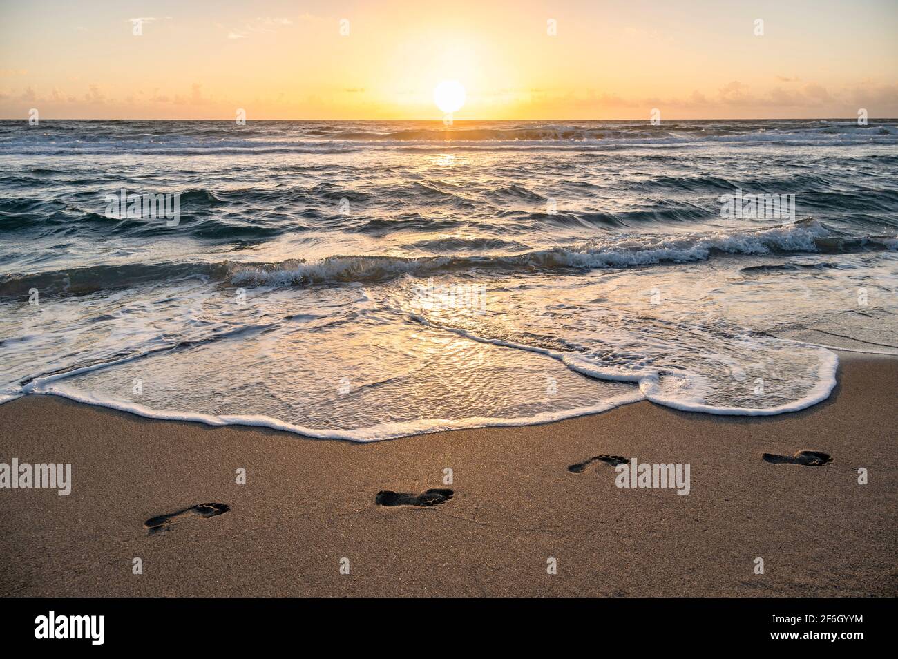 Stati Uniti, Florida, Boca Raton, impronte sulla spiaggia al tramonto Foto Stock