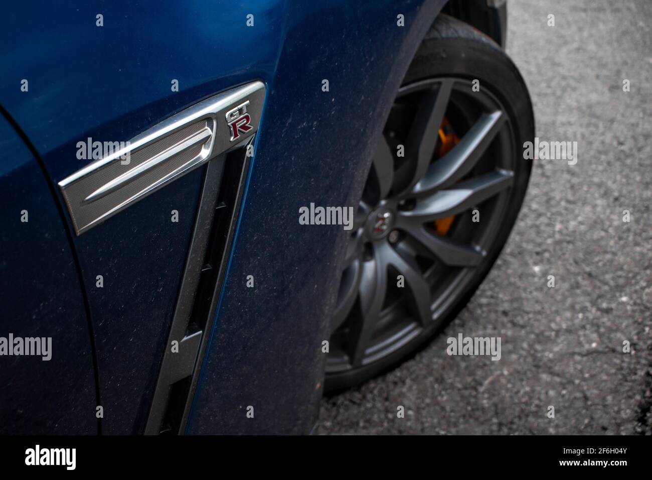 Il logo Nissan GTR sul lato della vettura Sopra la ruota anteriore su UN 2013 Nissan GTR R35 Premium Foto Stock
