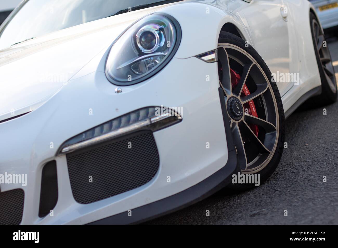 La parte anteriore DI una Porsche 911 991.1 GT3 in metallo Bianco con il logo GT3 sul cappuccio centrale del Ruota anteriore Satin Silver con pinze dei freni rosse Foto Stock