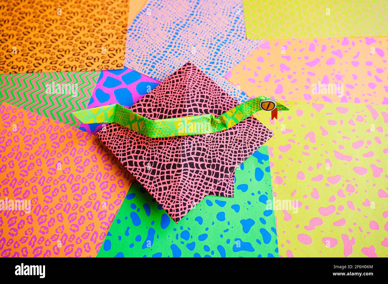 Serpente di Origami su carte origami colorate Foto Stock