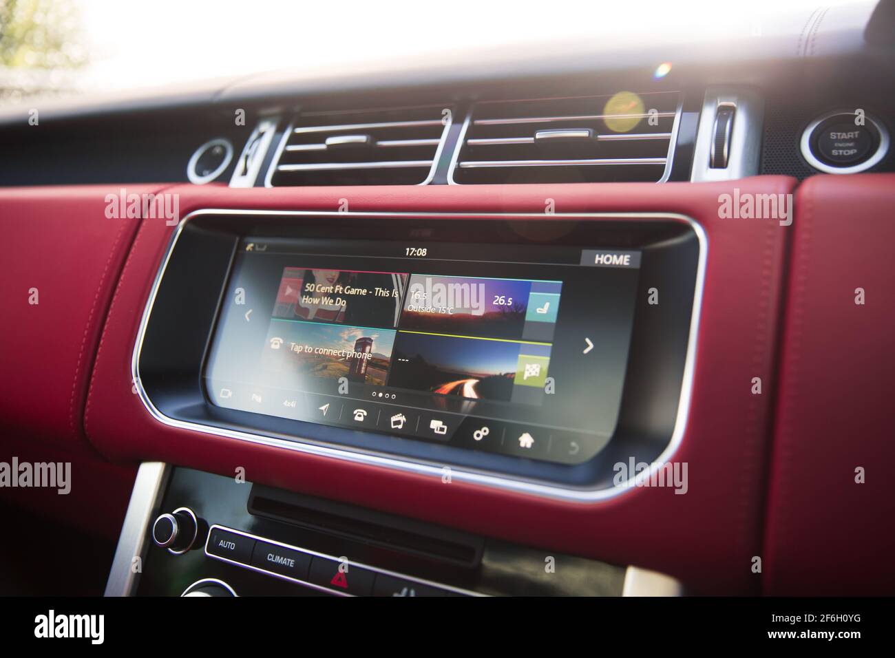 Una Range Rover Autobiography 2018 Land Rover con nero lucido E schermo di navigazione con schermo a sfioramento della console centrale in pelle rossa Foto Stock