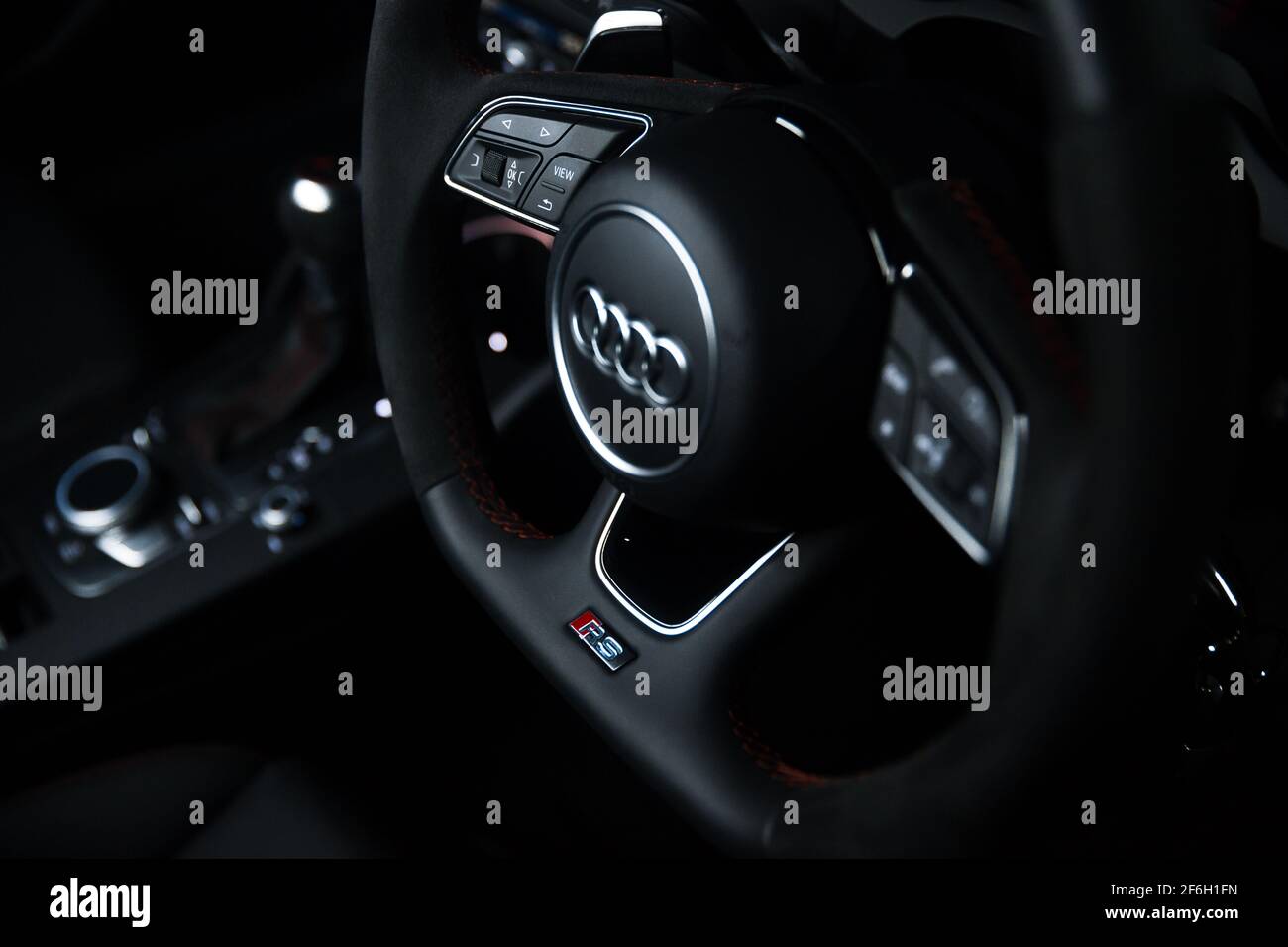 Volante a fondo piatto multifunzione in pelle e Alcantara Di un Facelift  2018 Audi RS3 Foto stock - Alamy