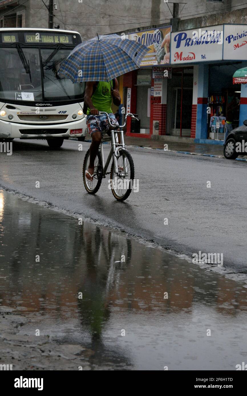Eunapolis, bahia / brasile - 3 giugno 2008: Pozzanghere di acqua accumulata a causa della pioggia nella città di Eunapolis, nel sud di Bahia. *** Local Caption * Foto Stock