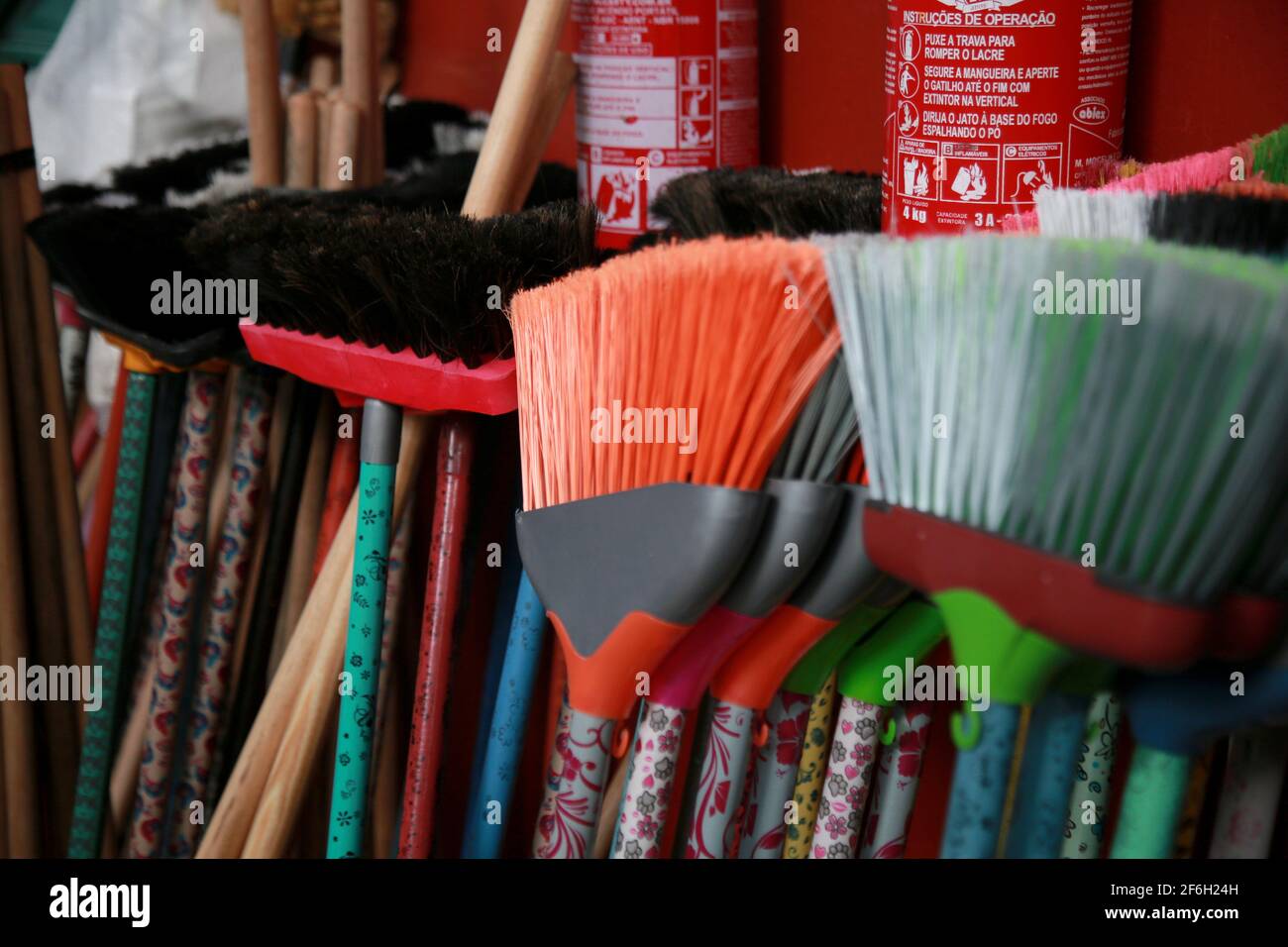 mata de sao joao, bahia / brasile - 17 ottobre 2020: Scopa sono visti per la vendita in un mercato aperto nella città di Mata de Sao Joao. Foto Stock