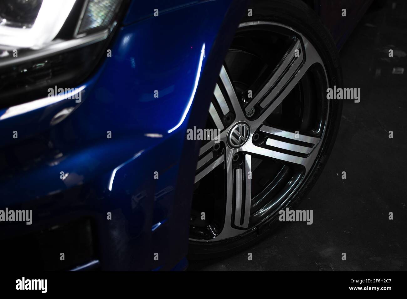 La ruota diamantata anteriore standard su UN Lapiz 2014 Blue Volkswagen Golf R Foto Stock