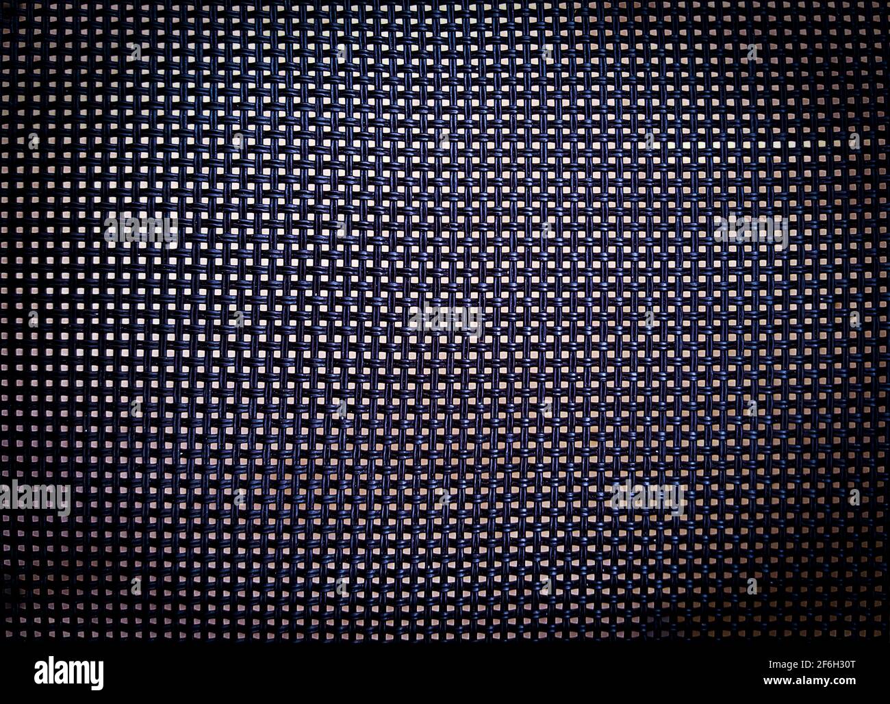 Griglia raster rete sfondo sito web nero marrone intrecciato tessuto astratto tessuto a rete fibre di filo intrecciato di carbonio scuro bordo senza cuciture scuro design elegante Foto Stock