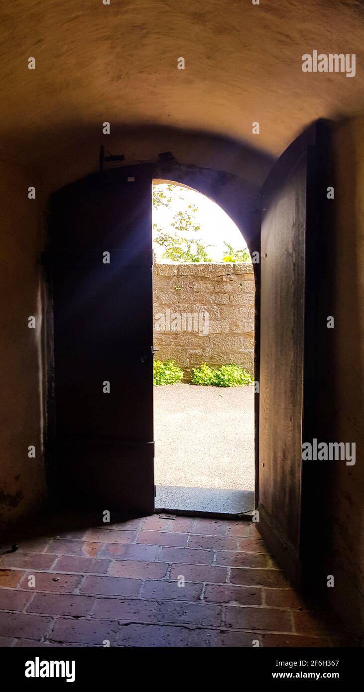 Porta cancello antico portale aperto sole splende, vista del parco giardino, porta al monastero chiesa vecchio edificio, architettura storica, selvaggiamente romana Foto Stock