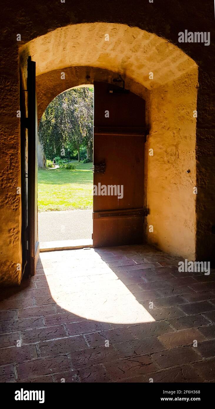 Porta cancello antico portale aperto sole splende, vista del parco giardino, porta al monastero chiesa vecchio edificio, architettura storica, selvaggiamente romana Foto Stock