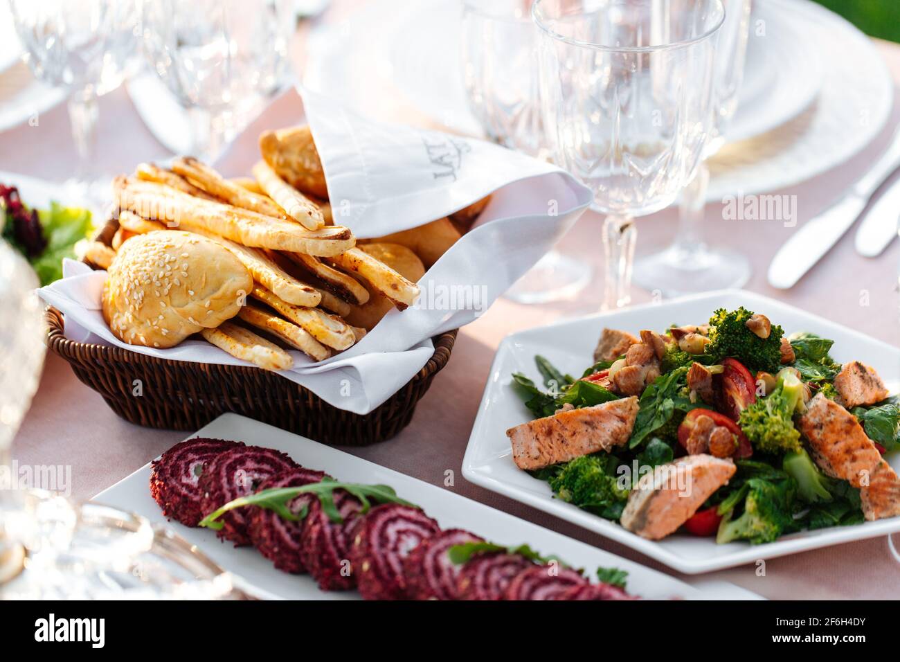 Tavolo per banchetti con una varietà di antipasti orientali Foto Stock