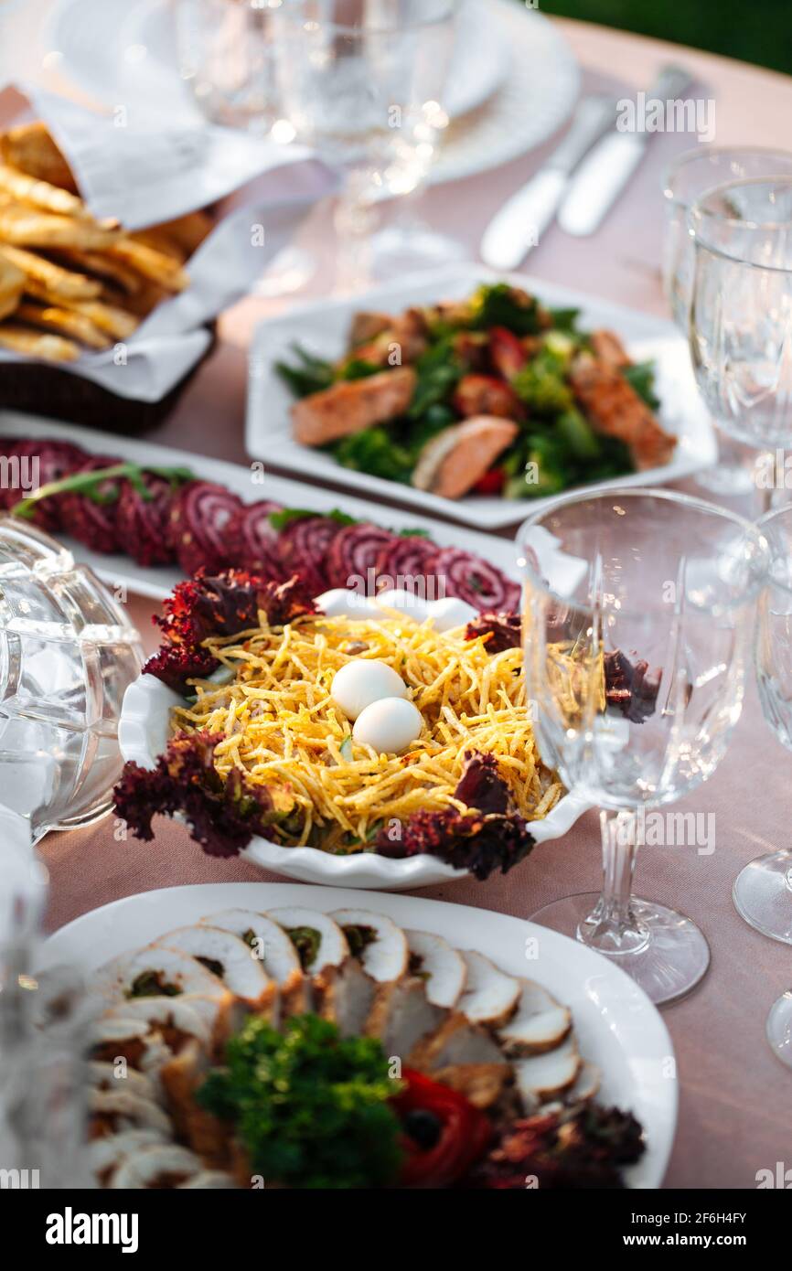 Tavolo per banchetti con una varietà di antipasti orientali Foto Stock