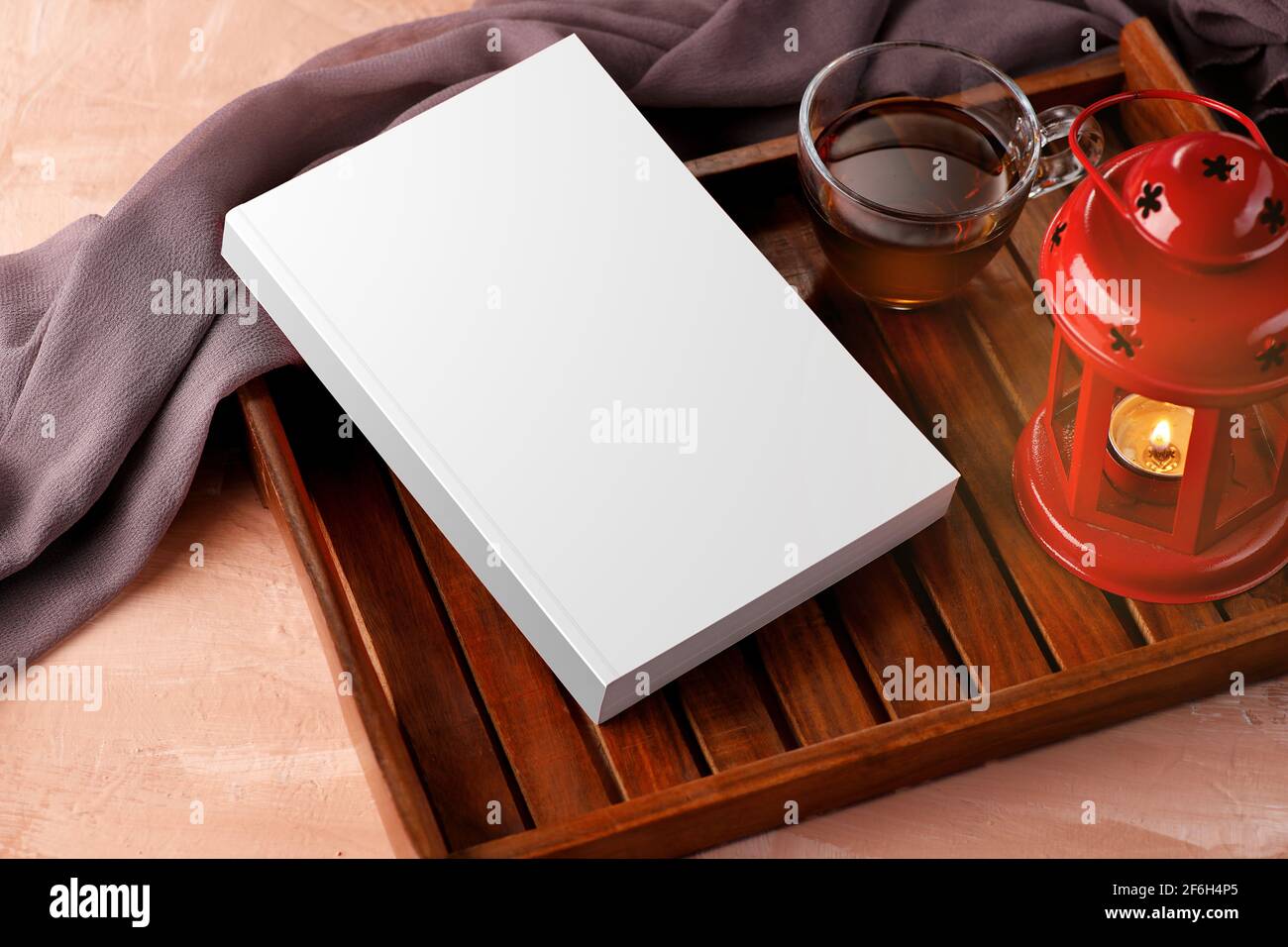 Libro bianco vuoto con tè e lampada per i Mockups Foto Stock