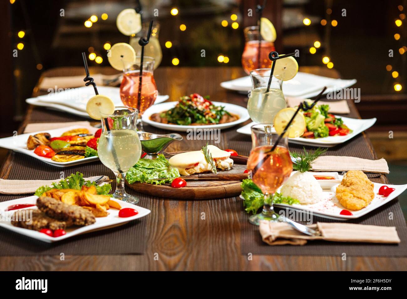 Cena con cocktail serali, luci sfocate Foto Stock