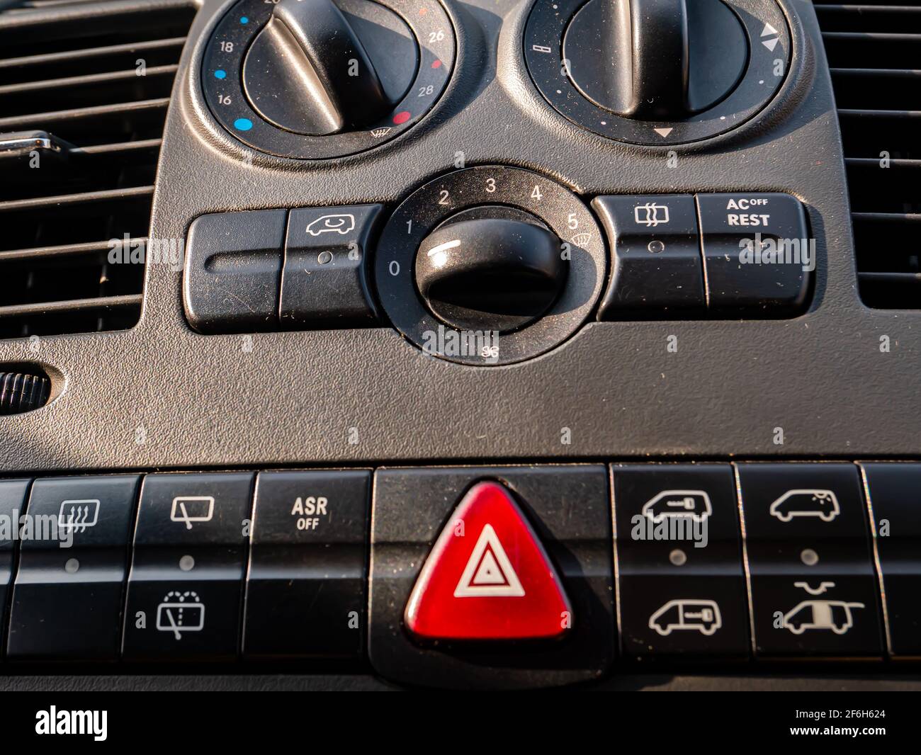 Pannello di controllo in plastica per auto con pulsanti e manopole.  Regolazione del climatizzatore per auto. Flusso d'aria all'interno del  veicolo. Allarme veicolo. Pulsante di allarme rosso. C Foto stock - Alamy