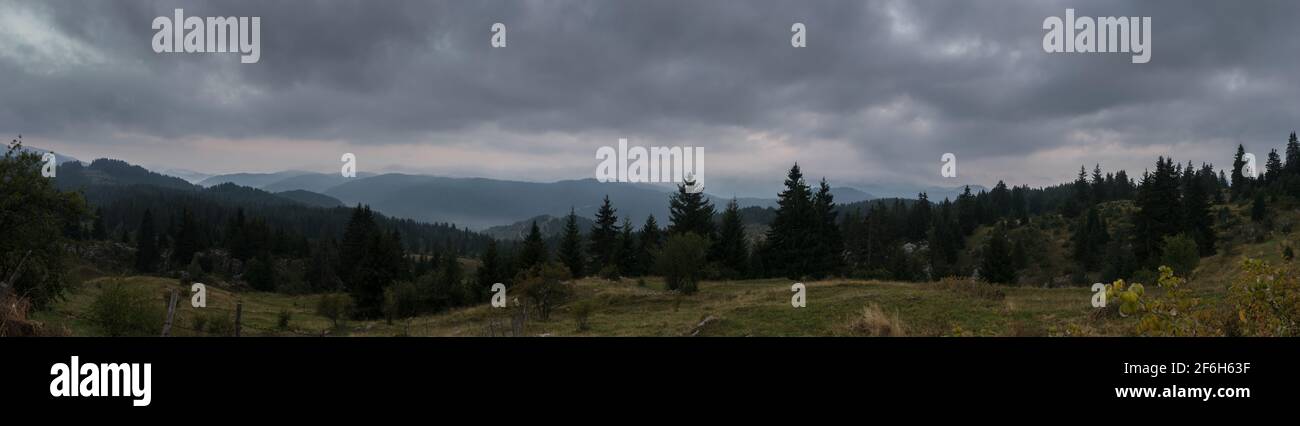 Montagne di Rhodope - panorama. 1533 metri di altitudine. Settembre 2018. Foto Stock