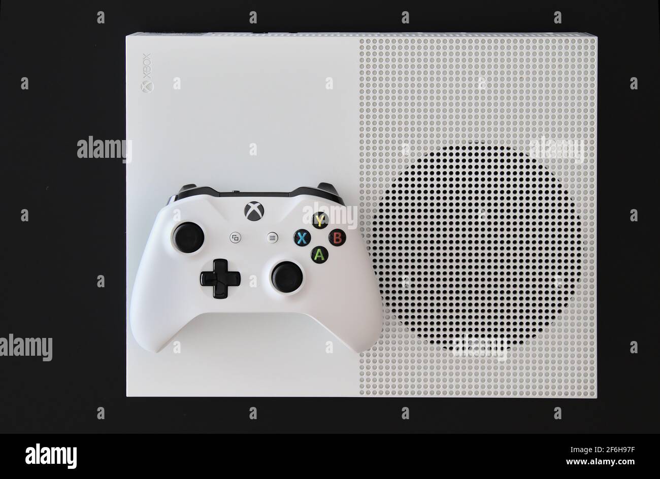 CITTÀ DEL MESSICO, MESSICO - MARZO 18 2021: Console e controller di gioco di una Xbox bianca. Foto Stock
