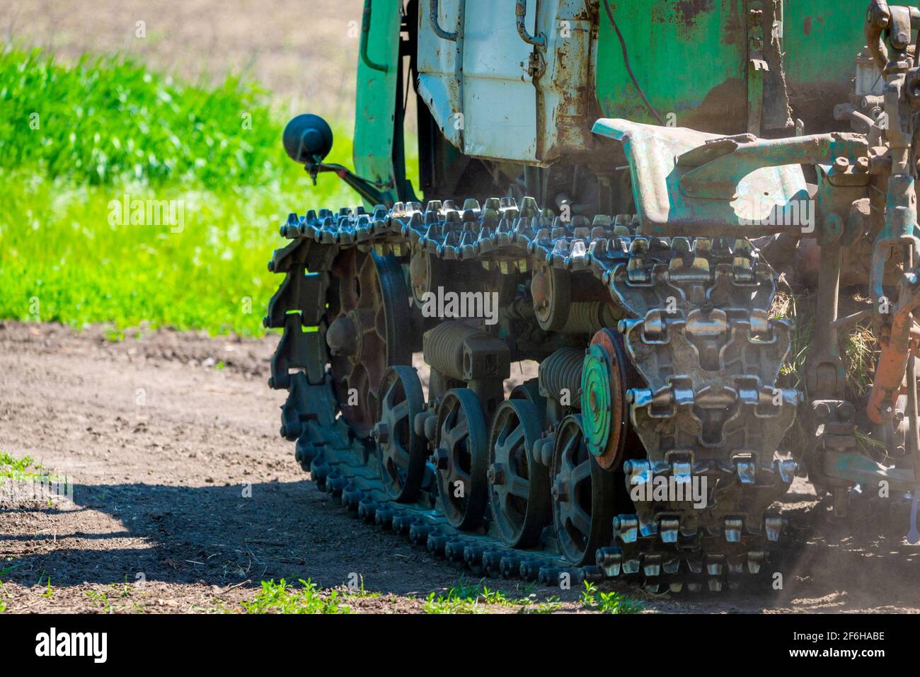 Cingoli caterpillar continui del bulldozer. Primo piano sui cingoli di un trattore cingolato metall. Foto Stock