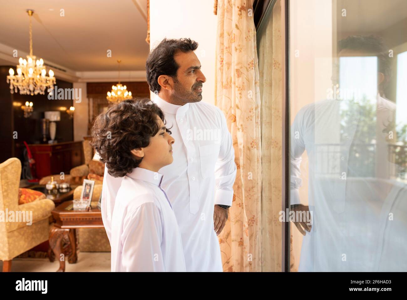 Padre e figlio arabi che parlano a casa Foto Stock