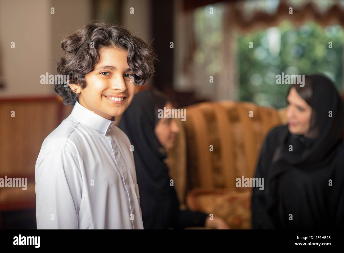 Ragazzo arabo sorridente a casa Foto Stock