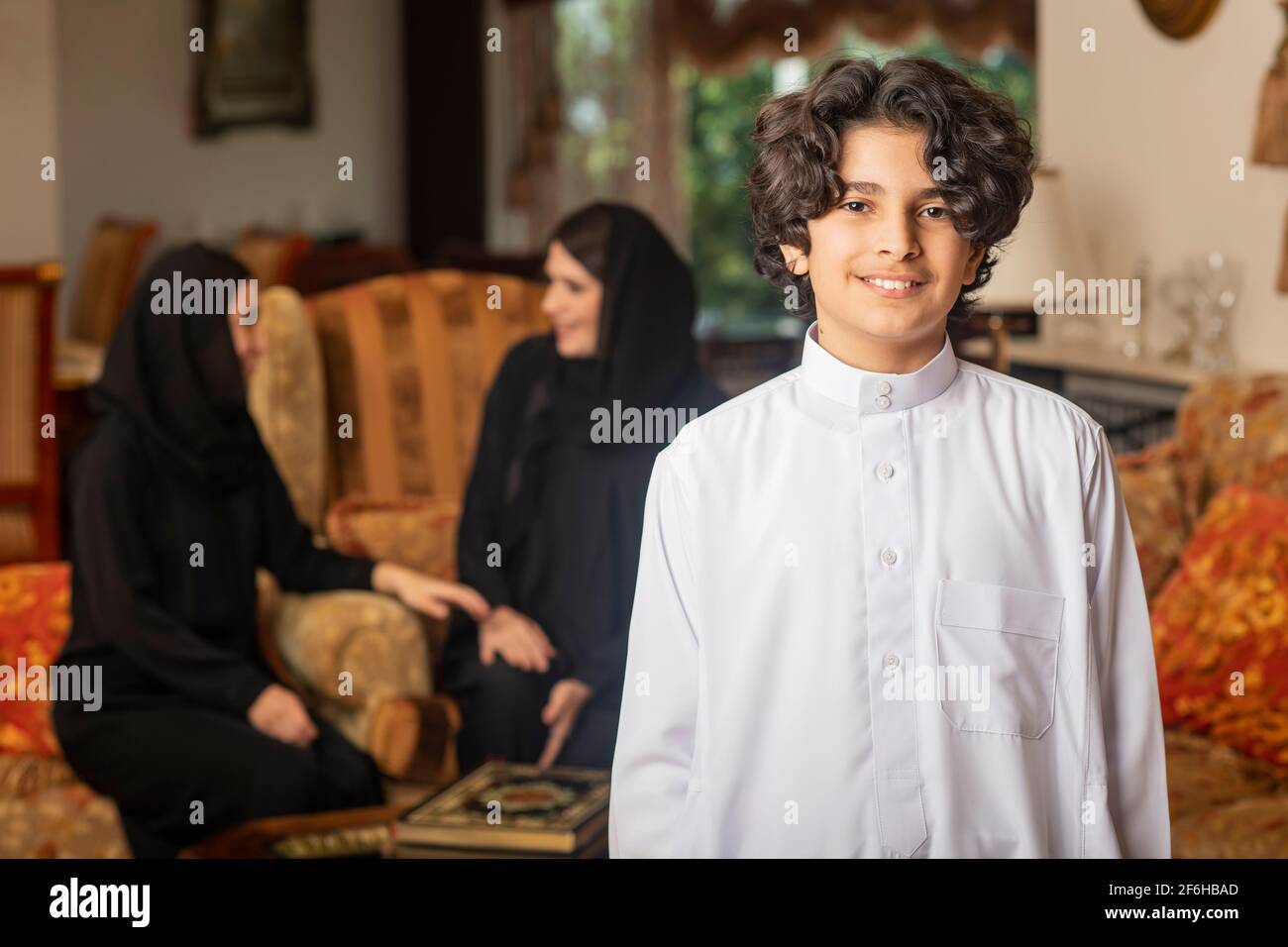 Ragazzo arabo sorridente a casa Foto Stock