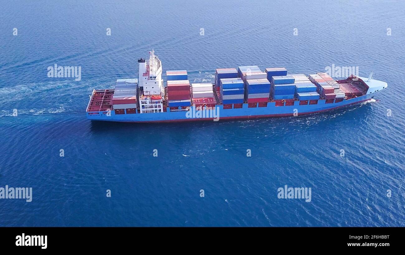 La nave con container ULCV naviga in acqua aperta completamente carica di container e carico. Foto Stock