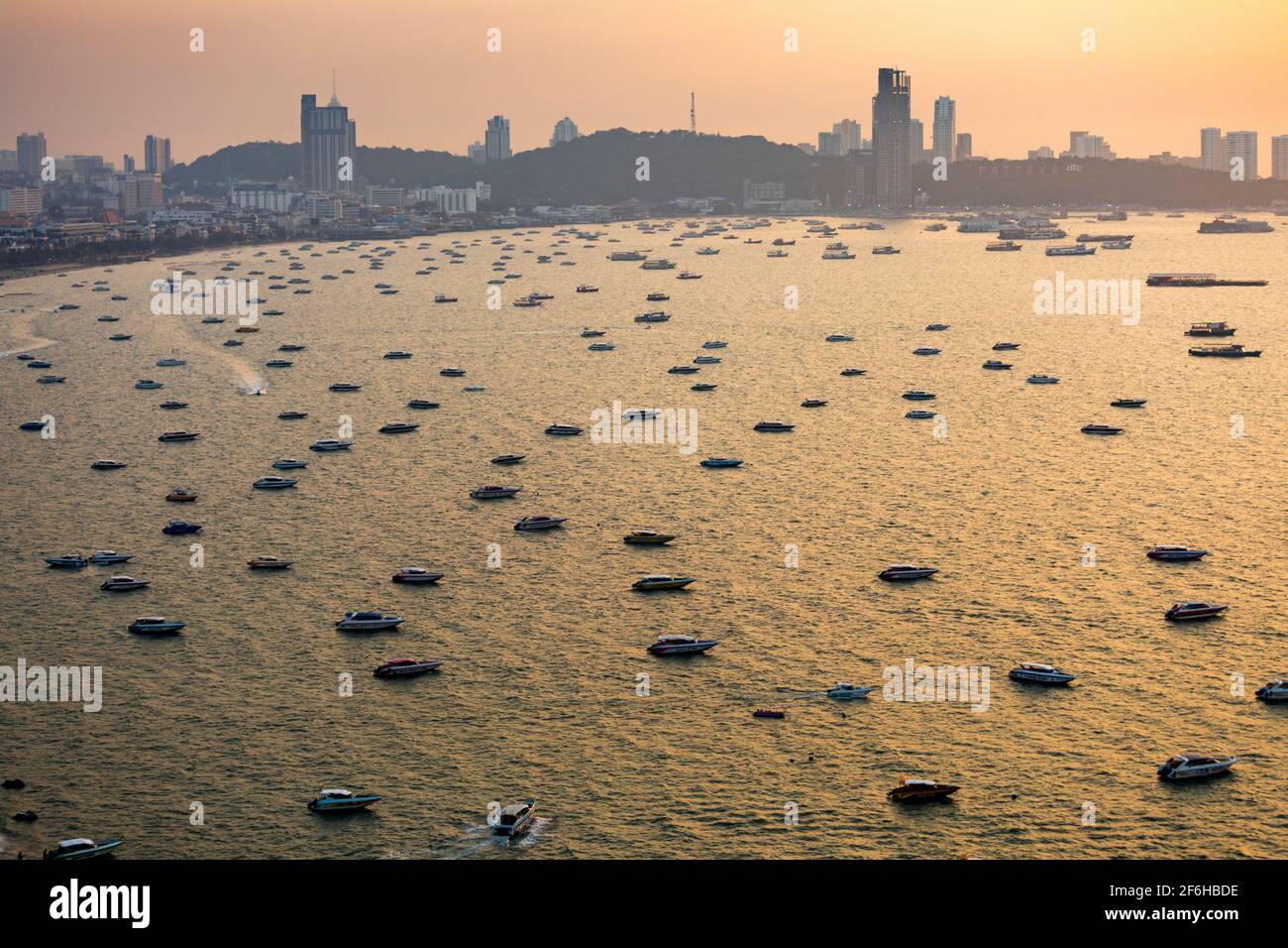 Flotta di navi da crociera ormeggiate al tramonto, Pattaya, Thailandia Foto Stock