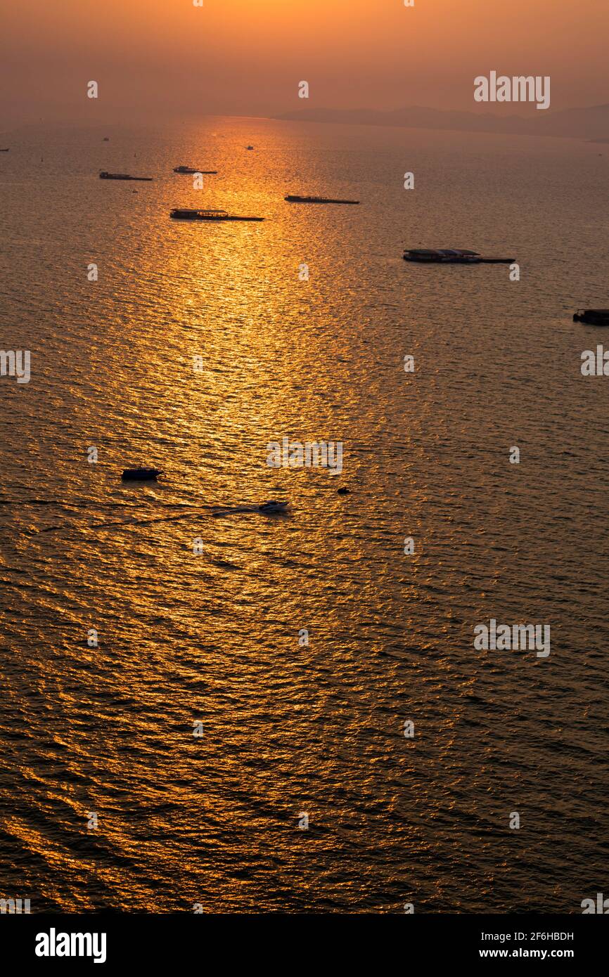Barche da crociera ormeggiate al tramonto, Pattaya, Thailandia Foto Stock