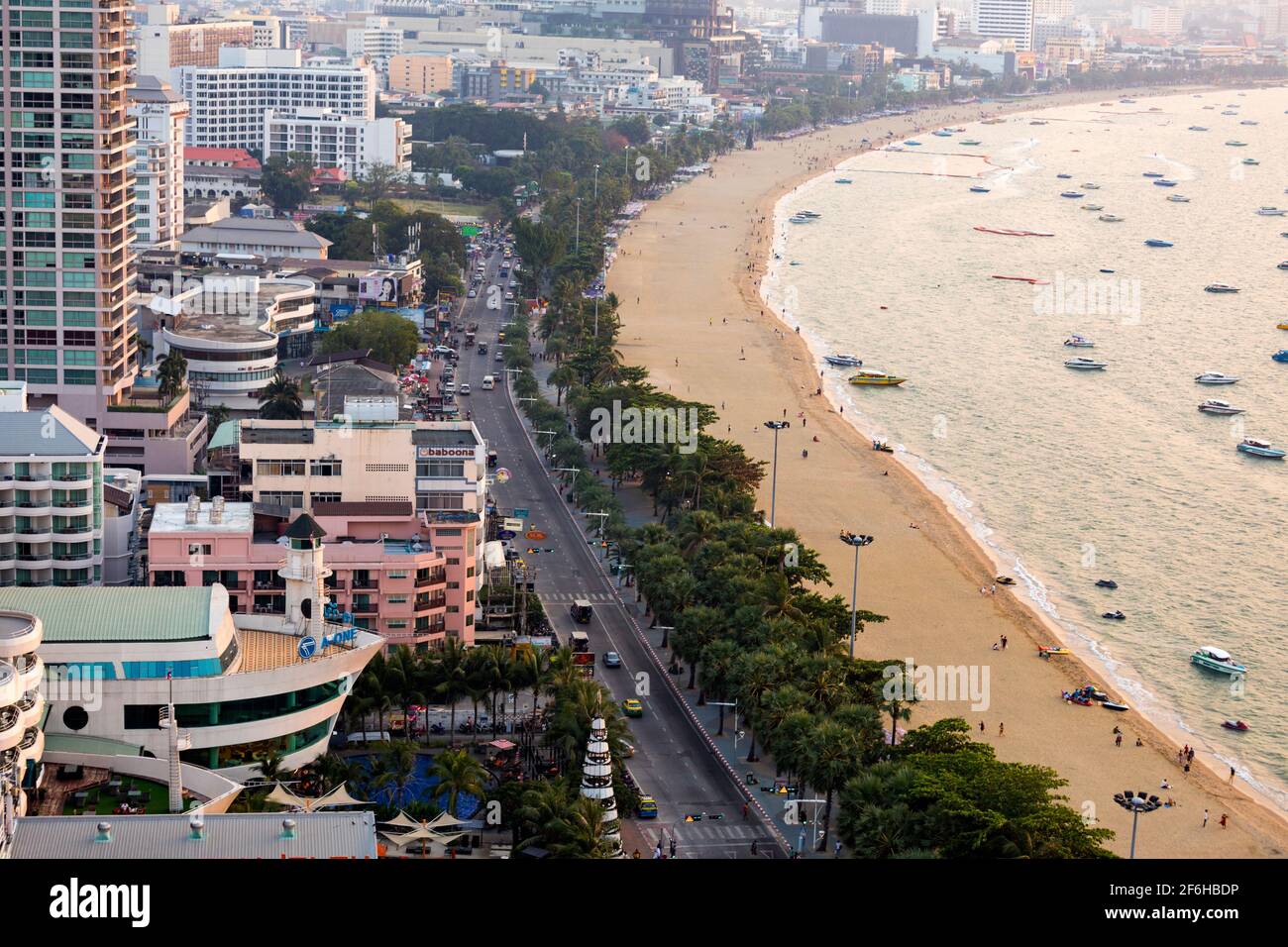 Fronte mare, spiaggia e navi da crociera, Pattaya, Thailandia Foto Stock