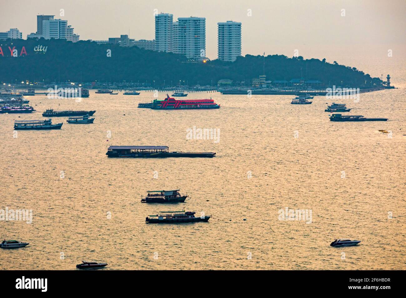 Barche da crociera turistiche ormeggiate al largo di Pattaya, Thailandia Foto Stock