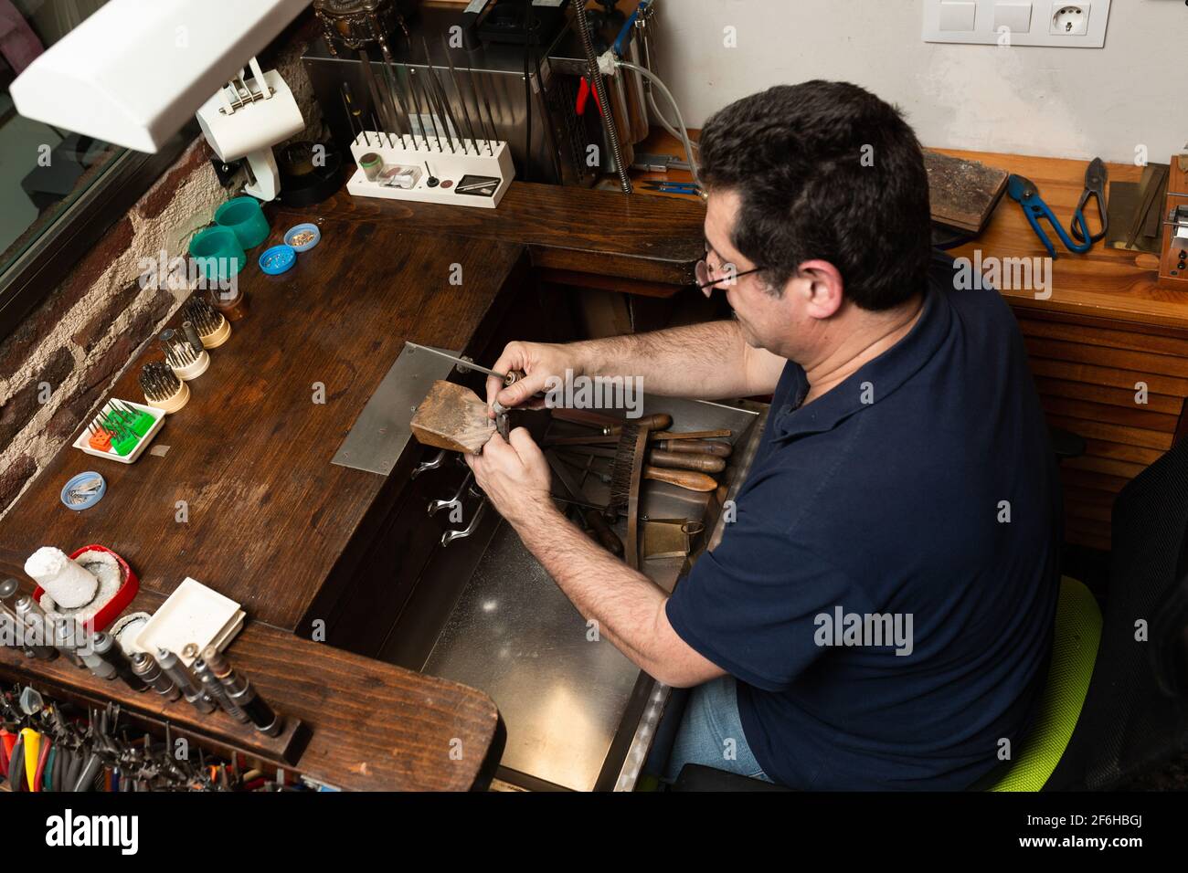 orafo sabbia un anello d'argento sul banco da lavoro Foto stock - Alamy