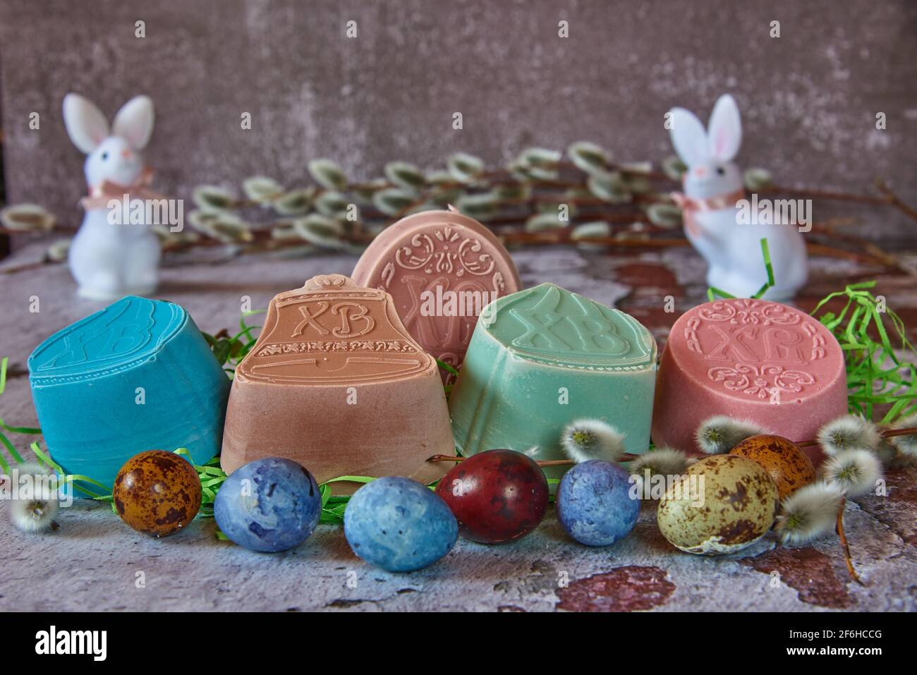 Delicato, fragrante sapone di Pasqua fatto a mano e una varietà di  decorazioni pasquali sul piano di lavoro testurizzato Foto stock - Alamy