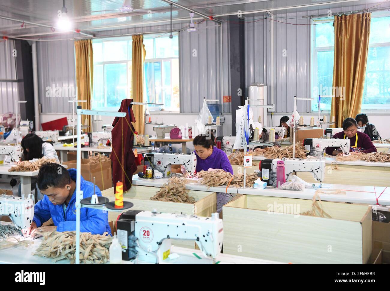 Fengjie, Chongqing cinese. 31 Marzo 2021. I lavoratori sono occupati in una fabbrica di prodotti di plastica in un parco industriale nella città di Anping della contea di Fengjie, Chongqing del sud-ovest della Cina, 31 marzo 2021. Migliorando le infrastrutture, sviluppando il commercio elettrico e creando un parco industriale per le persone che tornano a casa, la contea di Fengjie ha trovato modi per promuovere lo sviluppo locale. Credit: Wang Quanchao/Xinhua/Alamy Live News Foto Stock