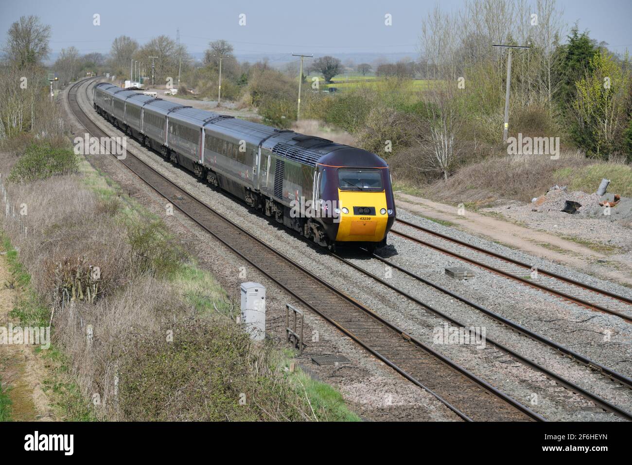 Arriva CrossCountry treno ad alta velocità che lavora da Edimburgo a Bristol Temple Meads Express passando Elford loop su un soleggiato 31 Marzo 2021 Foto Stock