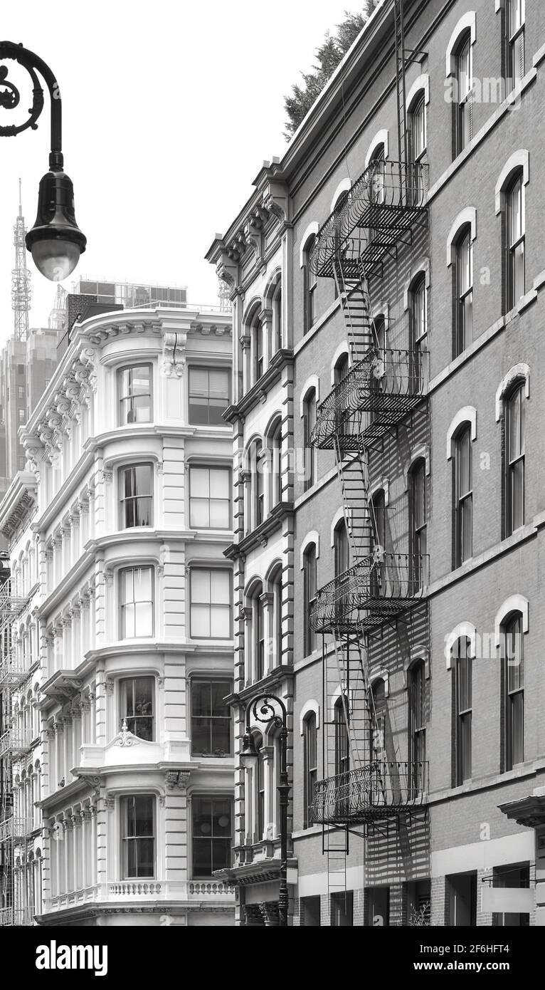 Vecchio edificio con scappate di fuoco di ferro, immagine in bianco e nero del paesaggio cittadino di New York, Stati Uniti. Foto Stock
