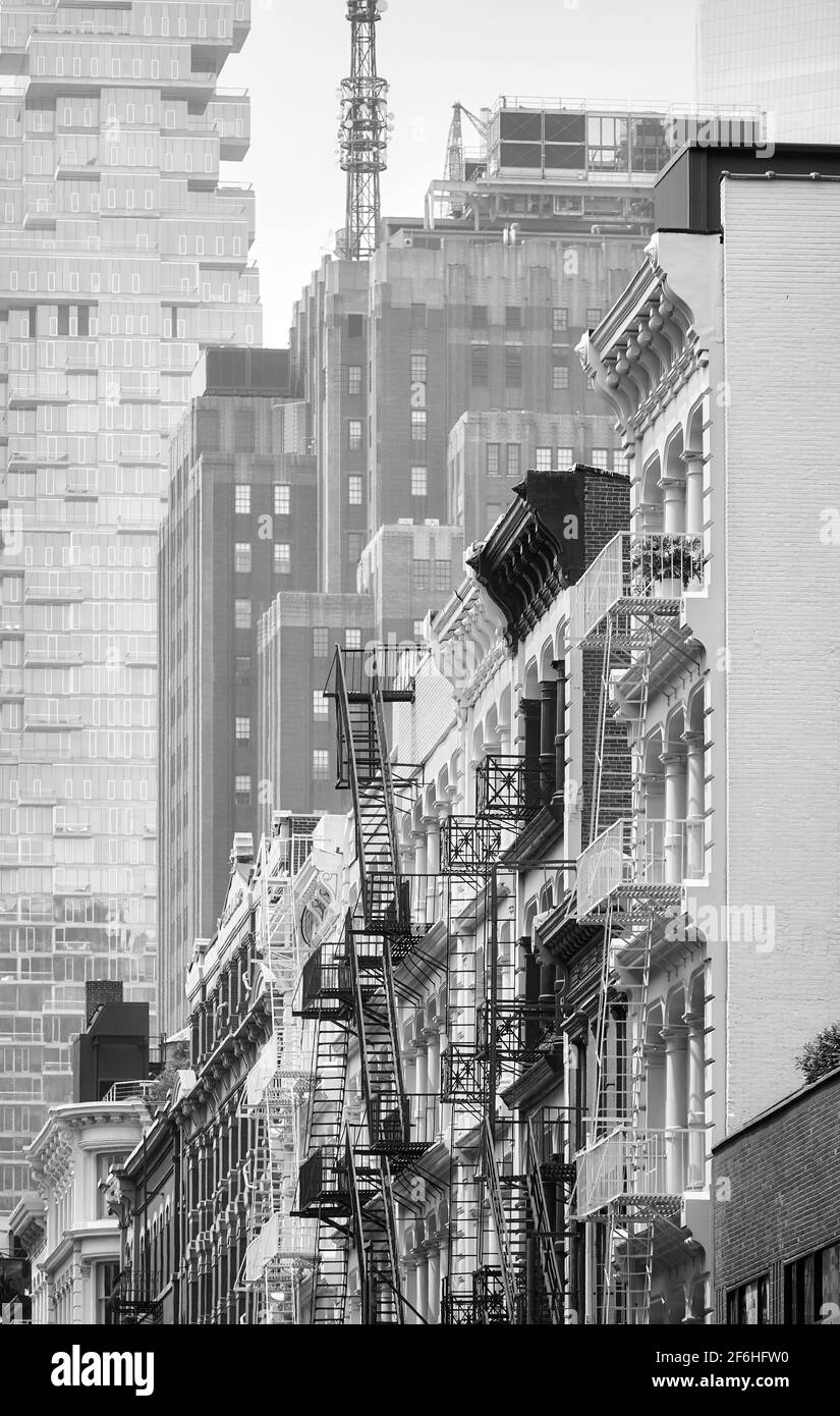 Fila di vecchio edificio con scappate di fuoco di ferro, immagine in bianco e nero del paesaggio cittadino di New York, Stati Uniti. Foto Stock