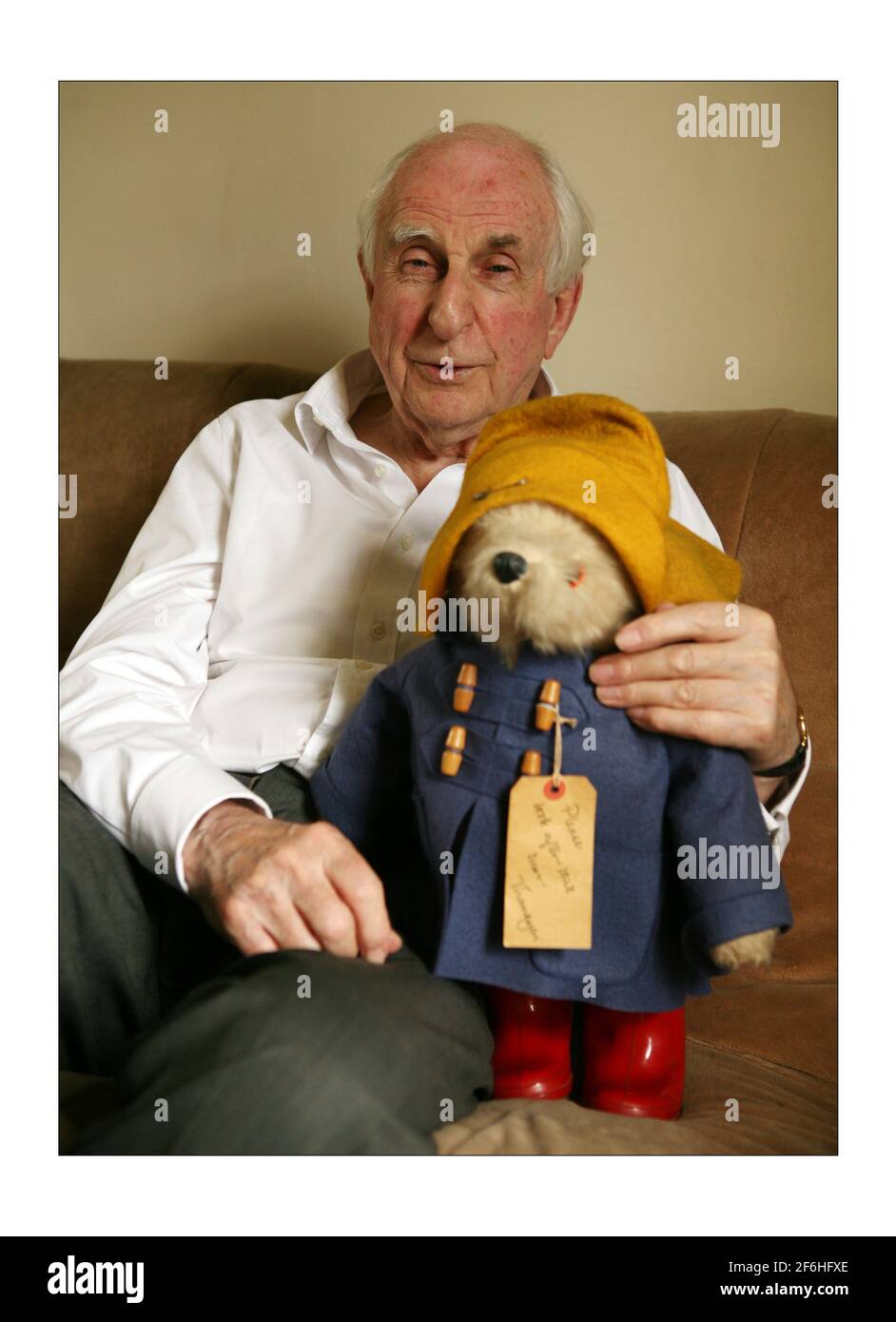 Michael Bond il creatore di Paddington Bear a casa a Londra. Paddington Bear ha 50 anni in 2008Fotografia di David Sandison The Independent Foto Stock