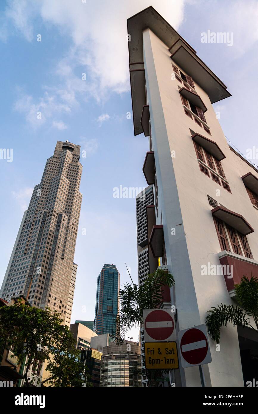 I moderni grattacieli del quartiere degli affari contrastano con l'architettura coloniale nell'area di banchina delle barche di Singapore nel Sud-Est Asiatico. Foto Stock