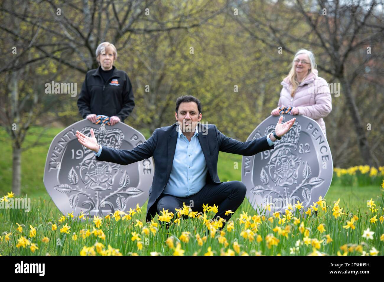 Glasgow, Scozia, Regno Unito. 1 aprile 2021. NELLA FOTO: (Sinistra - destra) Liz Martin; Anas Sarwar MSP; Fiona Macdonald. ANAS Sarwar, leader del Partito laburista scozzese, si è Unito a due operatori sanitari per evidenziare la vergogna della scarsa retribuzione per gli accompagnatori scozzesi. PIC Credit: Colin Fisher/Alamy Live News Foto Stock